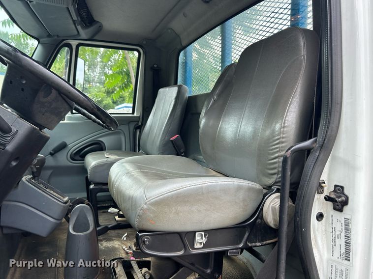 image for item DQ0900 2007 International 4300  flatbed truck