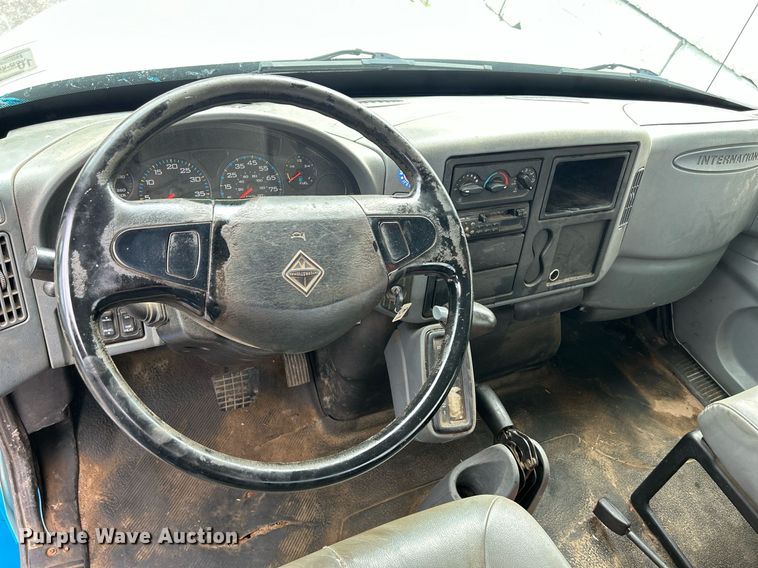 image for item DQ0900 2007 International 4300  flatbed truck