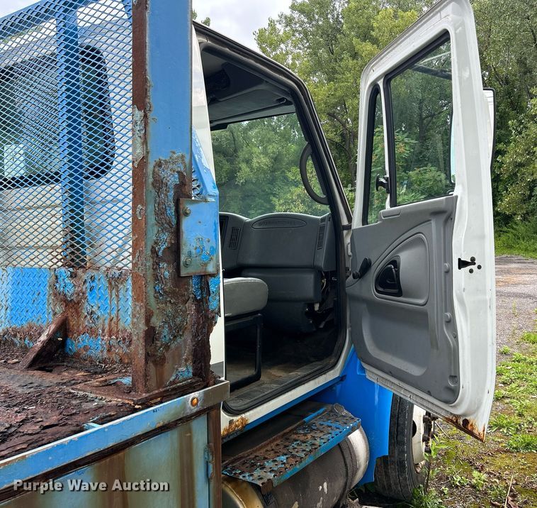 image for item DQ0900 2007 International 4300  flatbed truck