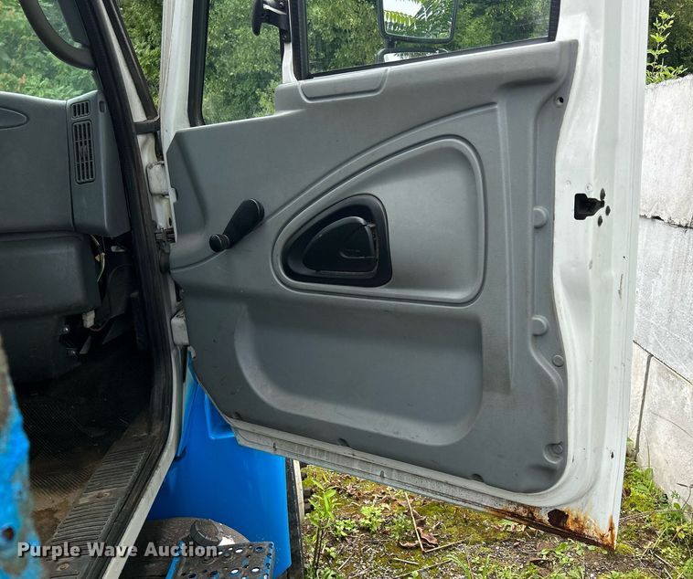 image for item DQ0900 2007 International 4300  flatbed truck