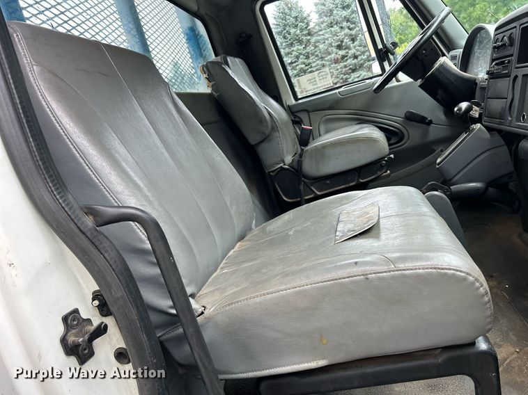 image for item DQ0900 2007 International 4300  flatbed truck