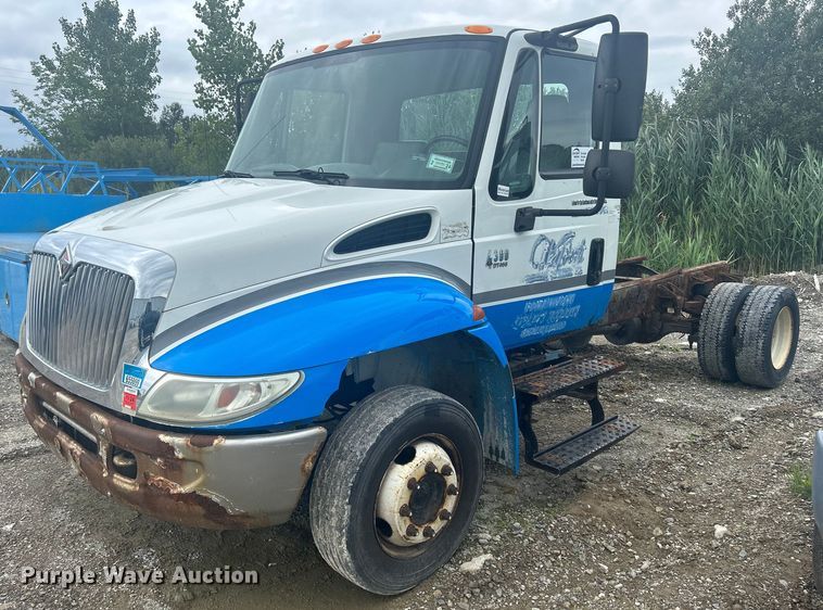 image for item DQ0901 2004 International 4300  truck cab and chassis