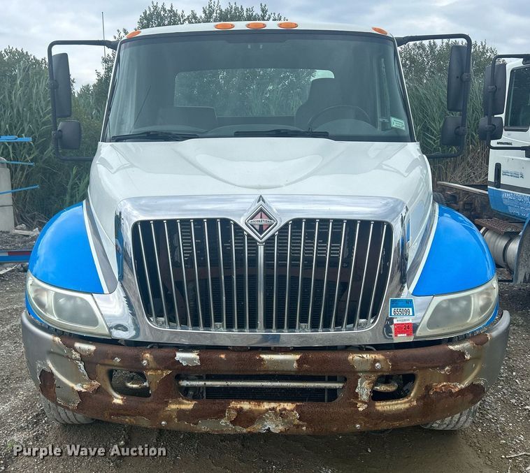 image for item DQ0901 2004 International 4300  truck cab and chassis