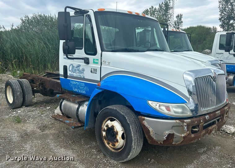 image for item DQ0901 2004 International 4300  truck cab and chassis