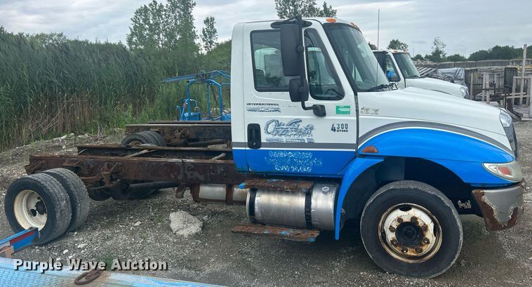 image for item DQ0901 2004 International 4300  truck cab and chassis