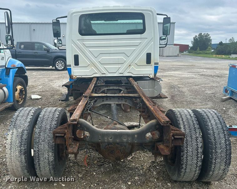 image for item DQ0901 2004 International 4300  truck cab and chassis