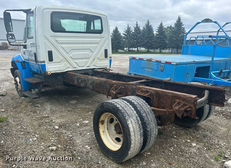 image for item DQ0901 2004 International 4300  truck cab and chassis