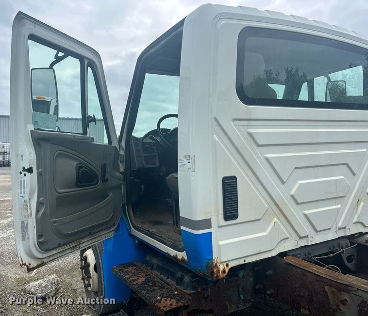 image for item DQ0901 2004 International 4300  truck cab and chassis
