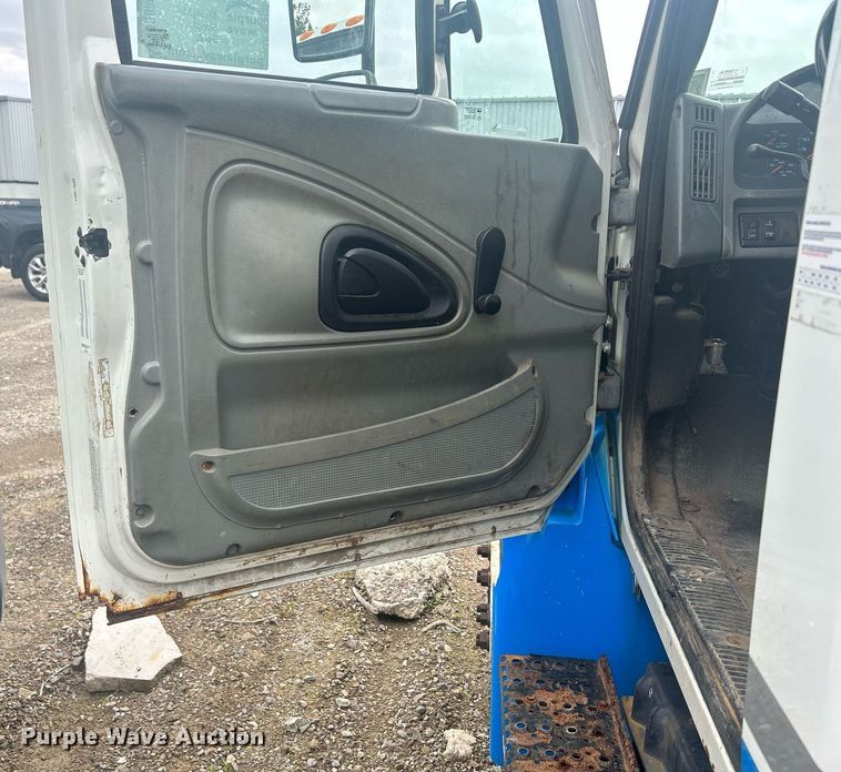 image for item DQ0901 2004 International 4300  truck cab and chassis