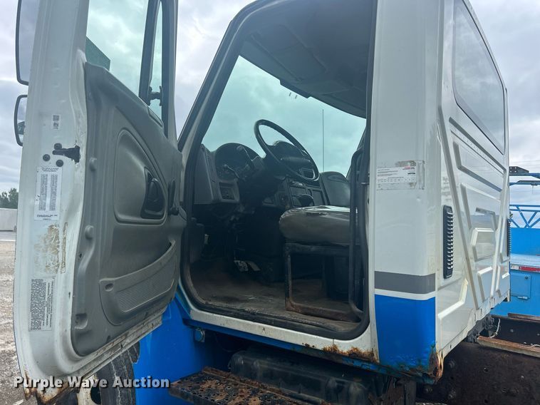 image for item DQ0901 2004 International 4300  truck cab and chassis