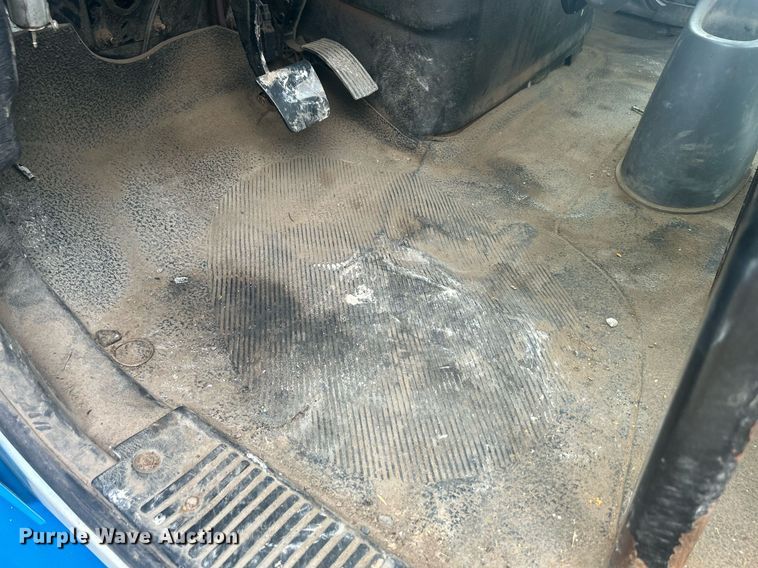 image for item DQ0901 2004 International 4300  truck cab and chassis