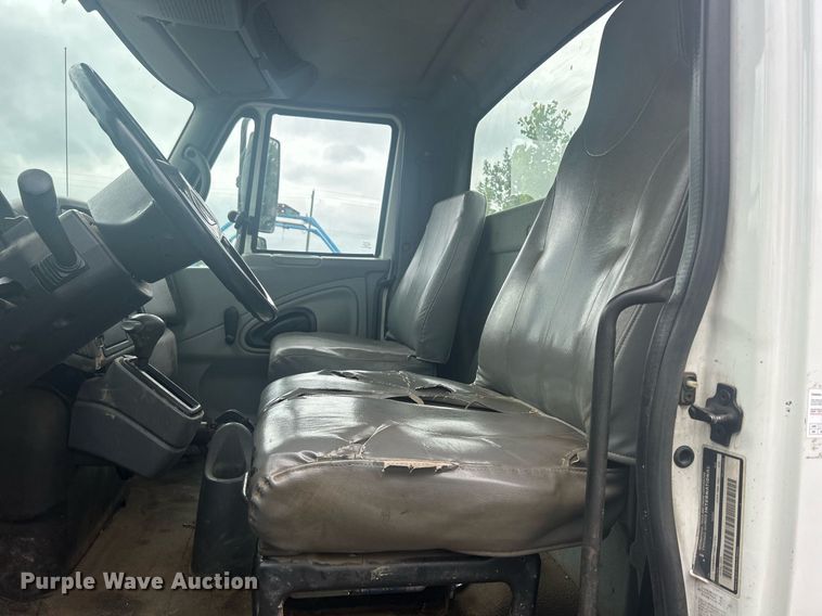 image for item DQ0901 2004 International 4300  truck cab and chassis