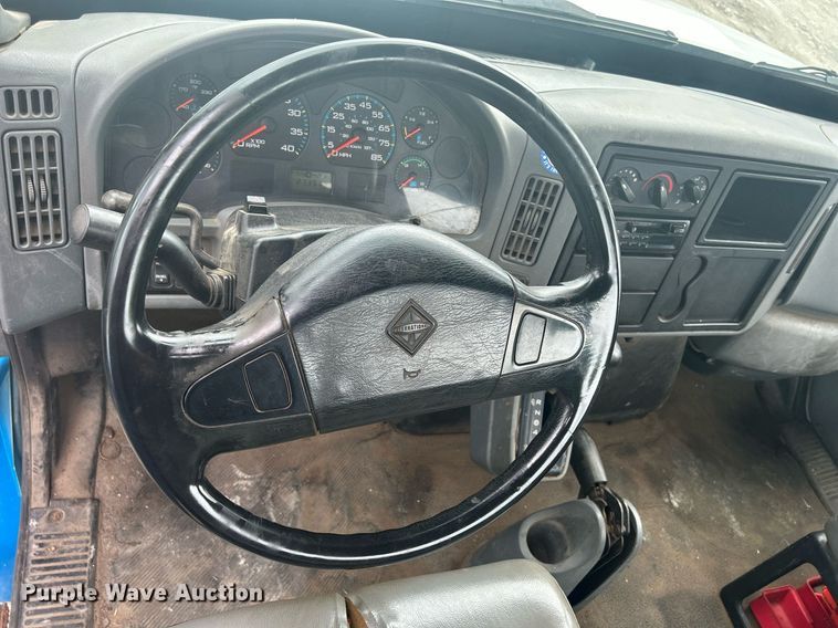 image for item DQ0901 2004 International 4300  truck cab and chassis