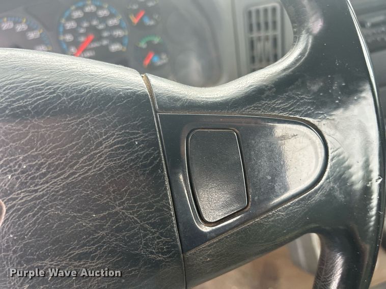 image for item DQ0901 2004 International 4300  truck cab and chassis