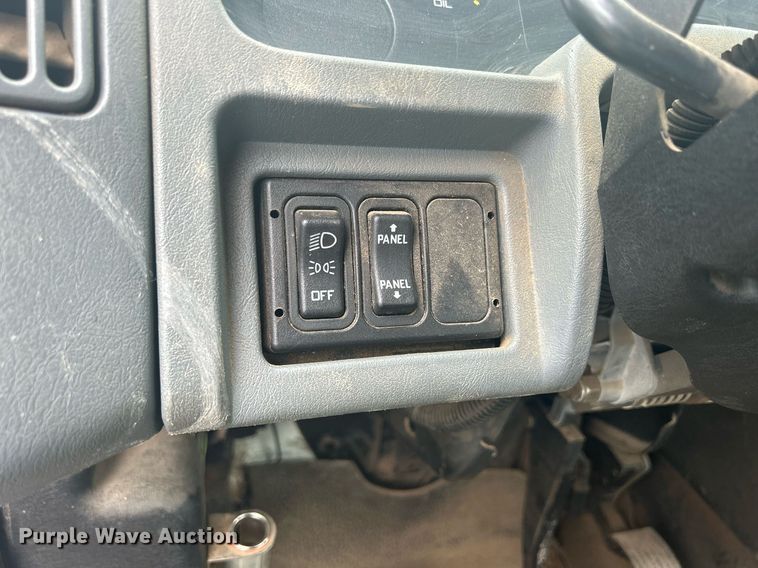 image for item DQ0901 2004 International 4300  truck cab and chassis