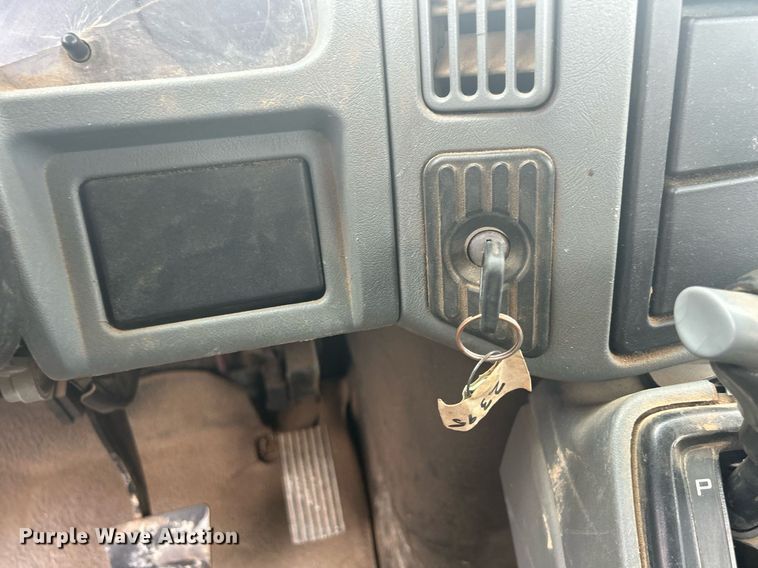 image for item DQ0901 2004 International 4300  truck cab and chassis