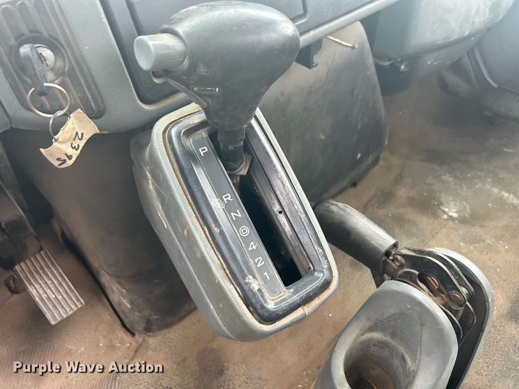 image for item DQ0901 2004 International 4300  truck cab and chassis