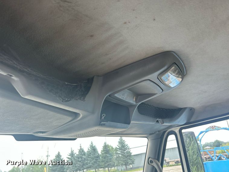 image for item DQ0901 2004 International 4300  truck cab and chassis