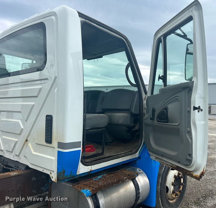 image for item DQ0901 2004 International 4300  truck cab and chassis