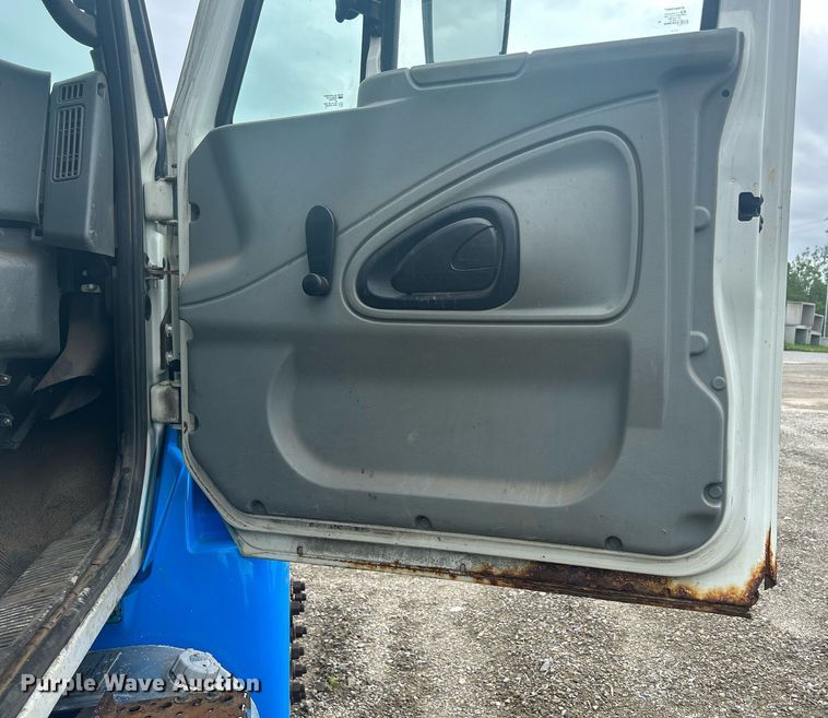 image for item DQ0901 2004 International 4300  truck cab and chassis