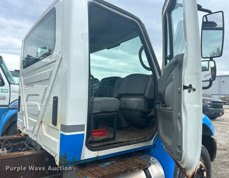 image for item DQ0901 2004 International 4300  truck cab and chassis