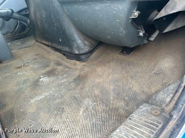 image for item DQ0901 2004 International 4300  truck cab and chassis