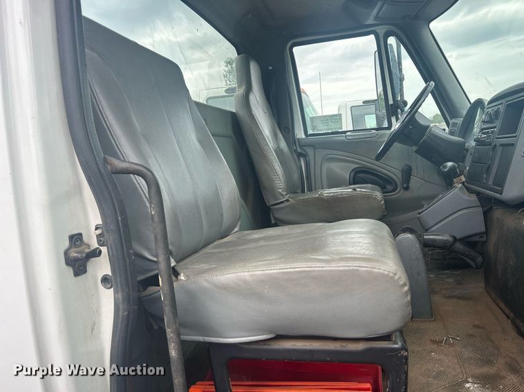 image for item DQ0901 2004 International 4300  truck cab and chassis