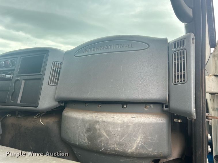 image for item DQ0901 2004 International 4300  truck cab and chassis
