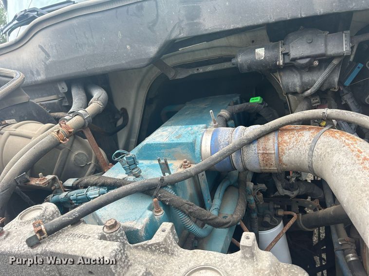 image for item DQ0901 2004 International 4300  truck cab and chassis