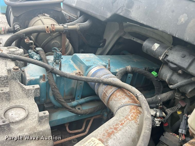 image for item DQ0901 2004 International 4300  truck cab and chassis