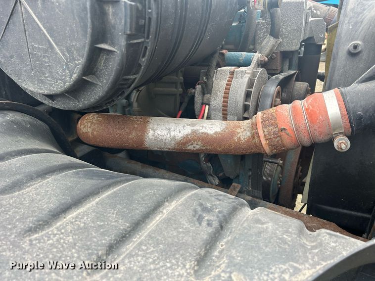 image for item DQ0901 2004 International 4300  truck cab and chassis