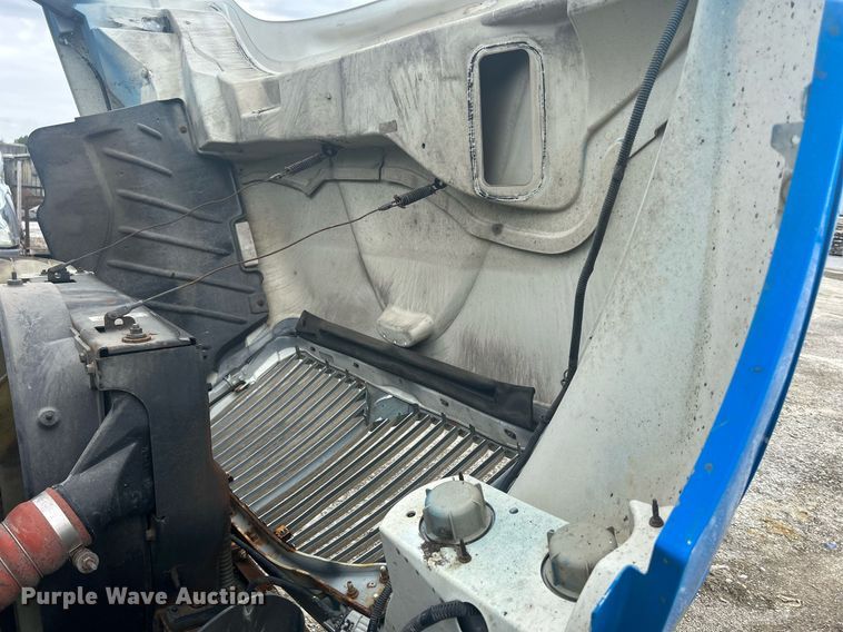 image for item DQ0901 2004 International 4300  truck cab and chassis