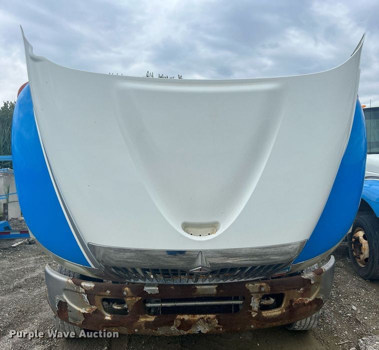 image for item DQ0901 2004 International 4300  truck cab and chassis