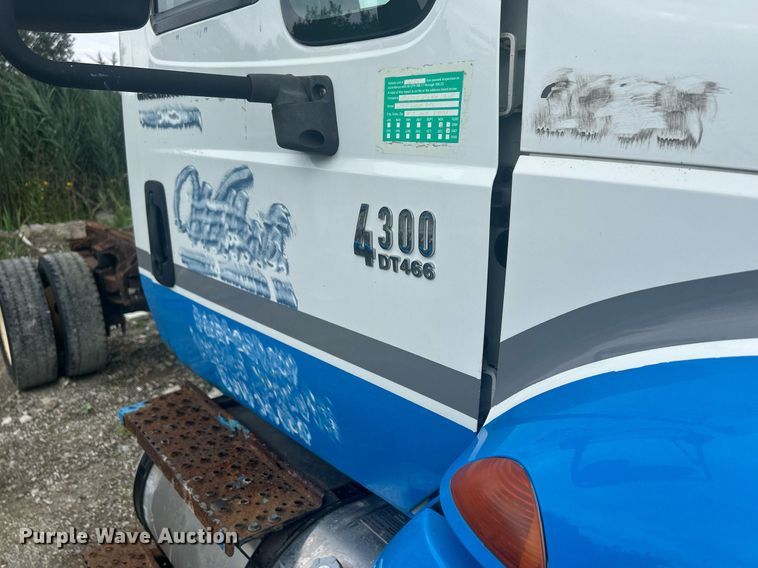 image for item DQ0901 2004 International 4300  truck cab and chassis