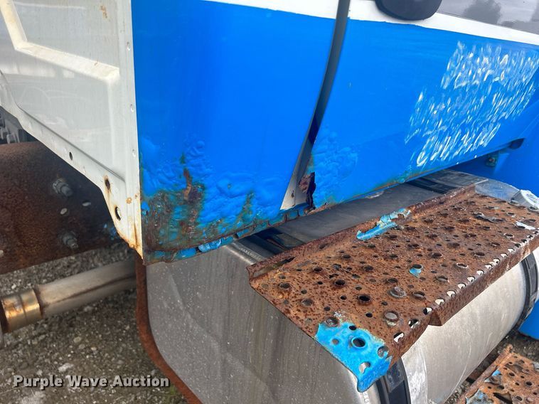 image for item DQ0901 2004 International 4300  truck cab and chassis