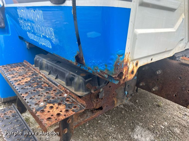 image for item DQ0901 2004 International 4300  truck cab and chassis