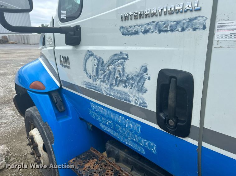 image for item DQ0901 2004 International 4300  truck cab and chassis