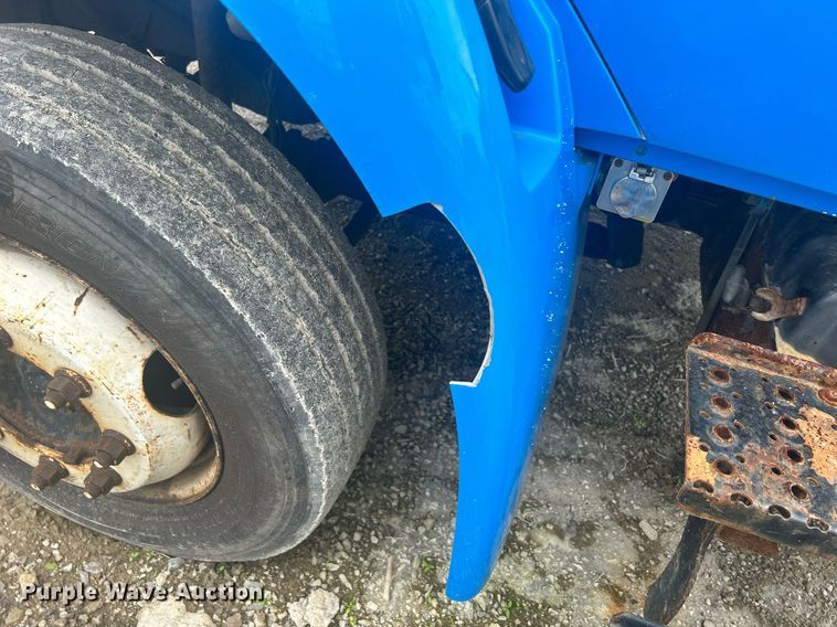 image for item DQ0901 2004 International 4300  truck cab and chassis