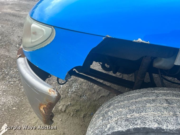 image for item DQ0901 2004 International 4300  truck cab and chassis