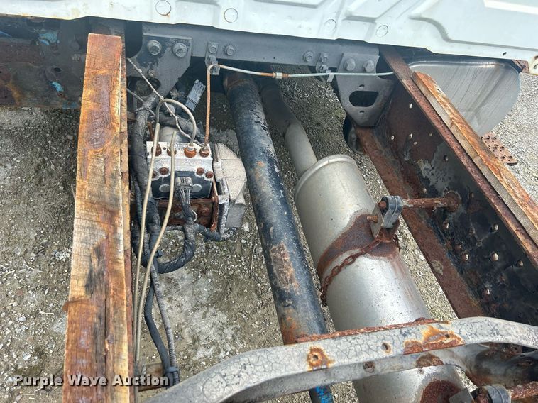 image for item DQ0901 2004 International 4300  truck cab and chassis