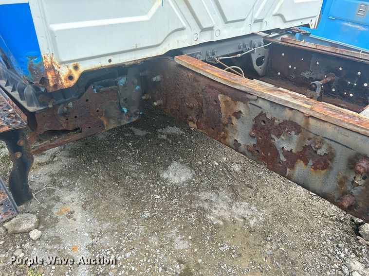 image for item DQ0901 2004 International 4300  truck cab and chassis