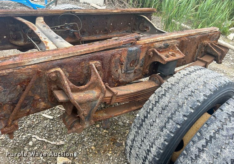 image for item DQ0901 2004 International 4300  truck cab and chassis