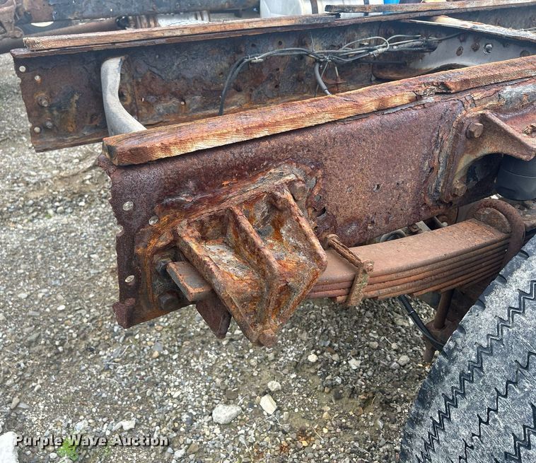 image for item DQ0901 2004 International 4300  truck cab and chassis