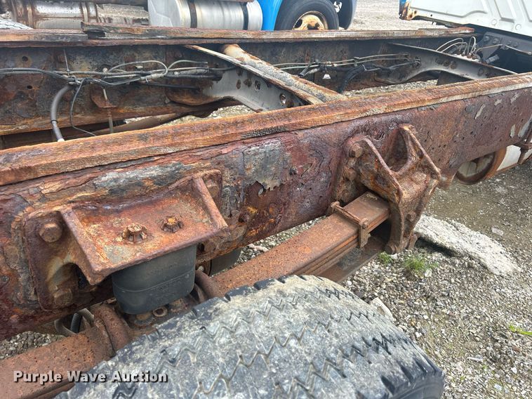 image for item DQ0901 2004 International 4300  truck cab and chassis