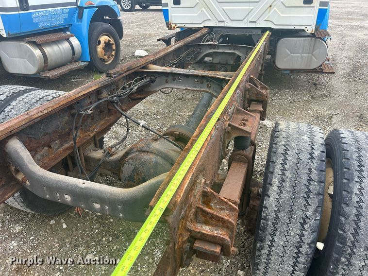 image for item DQ0901 2004 International 4300  truck cab and chassis