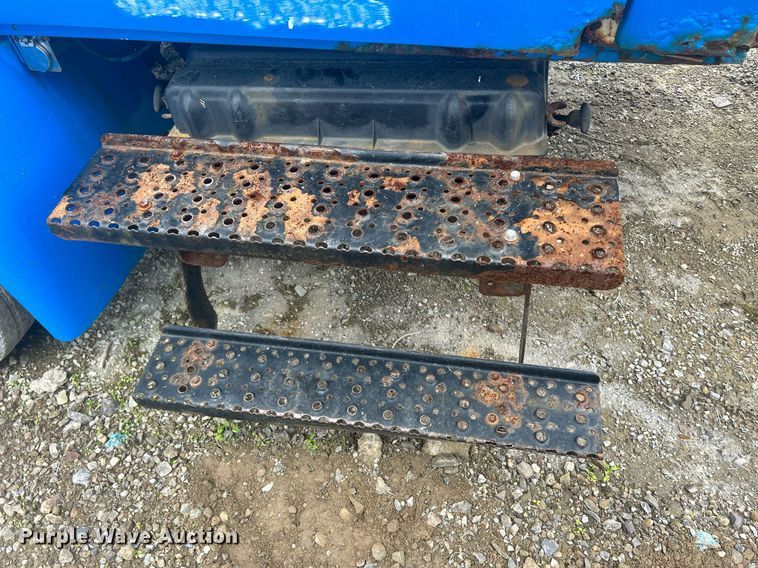 image for item DQ0901 2004 International 4300  truck cab and chassis