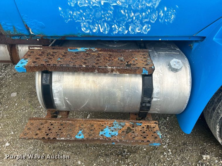 image for item DQ0901 2004 International 4300  truck cab and chassis