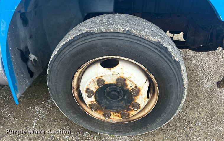 image for item DQ0901 2004 International 4300  truck cab and chassis