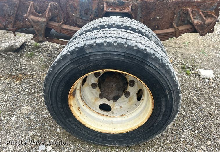 image for item DQ0901 2004 International 4300  truck cab and chassis