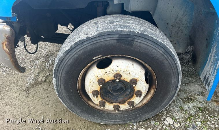 image for item DQ0901 2004 International 4300  truck cab and chassis